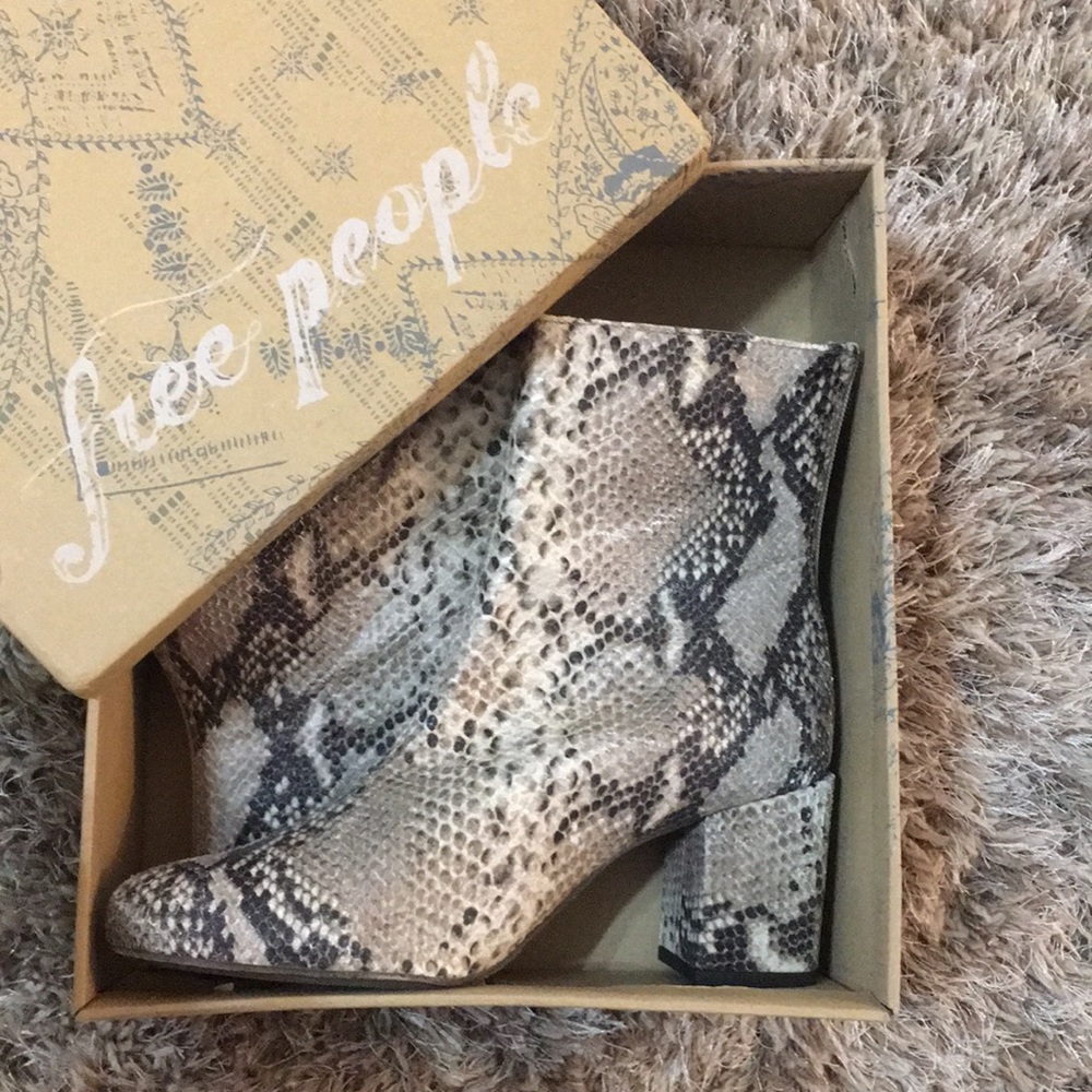 ✨NWT! Free People snake print Ankle boot